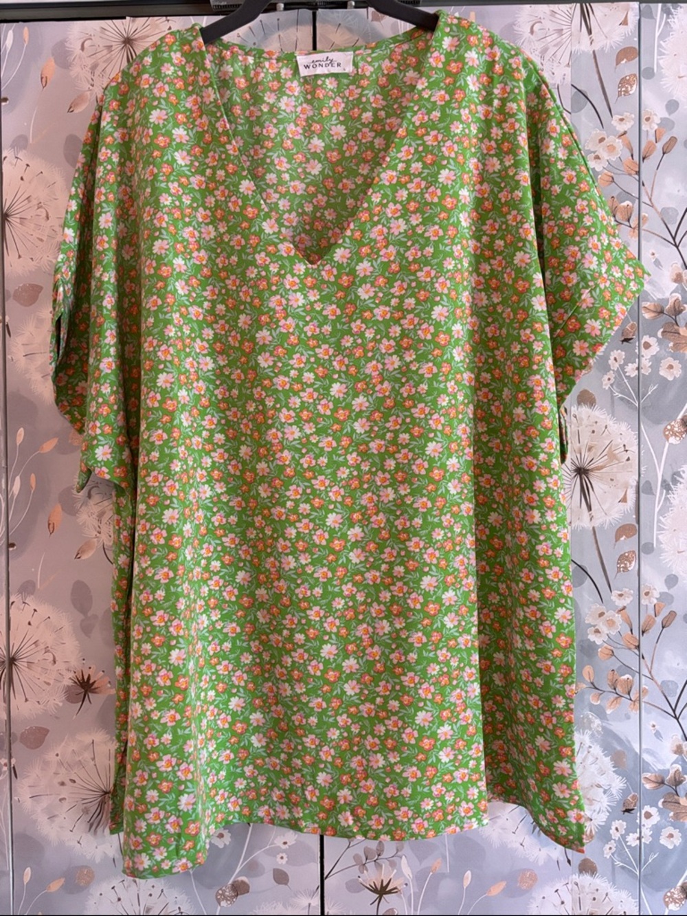 Wonder Floral V-Neck Boxy Blouse in Green